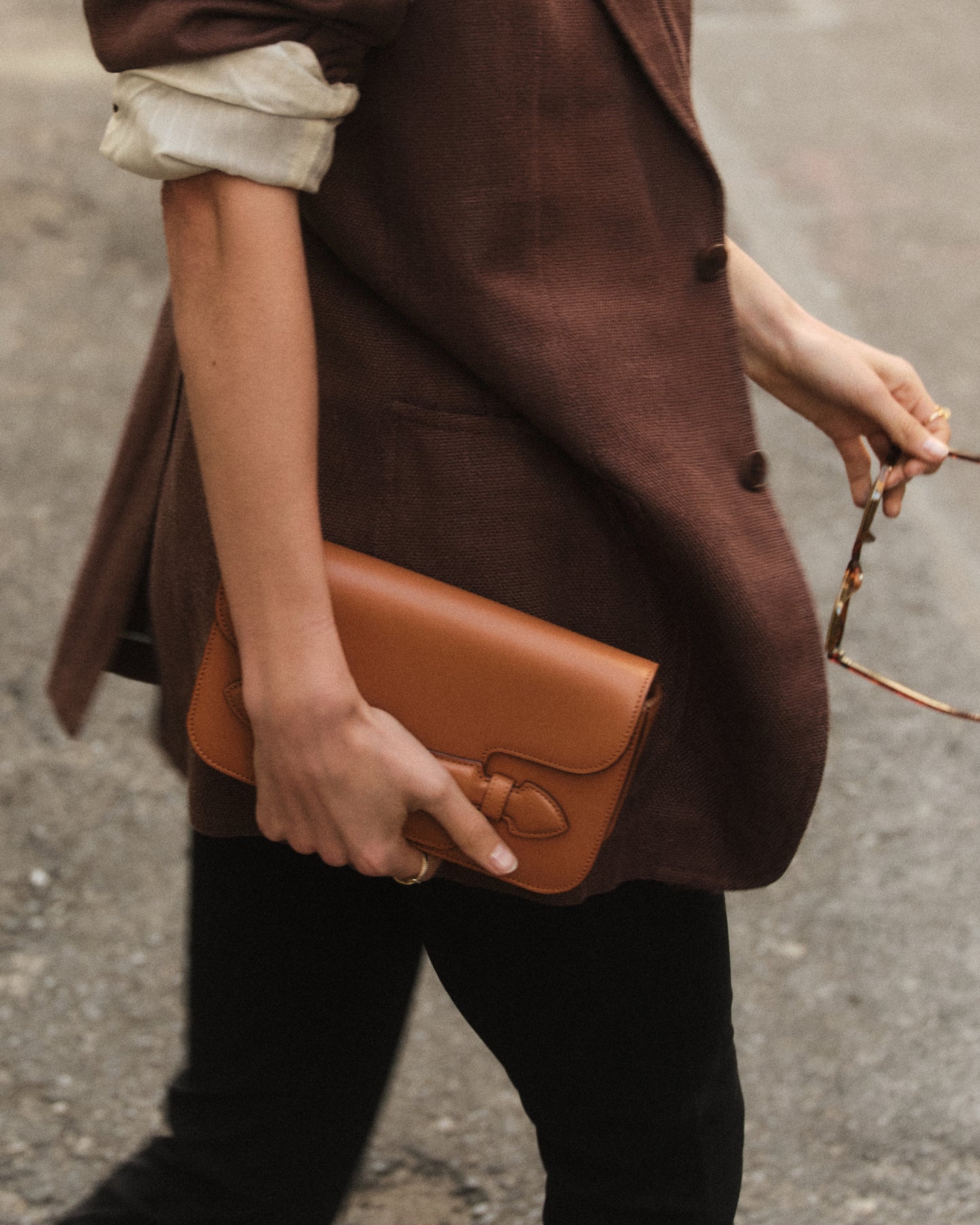 Romy Clutch in Luggage
