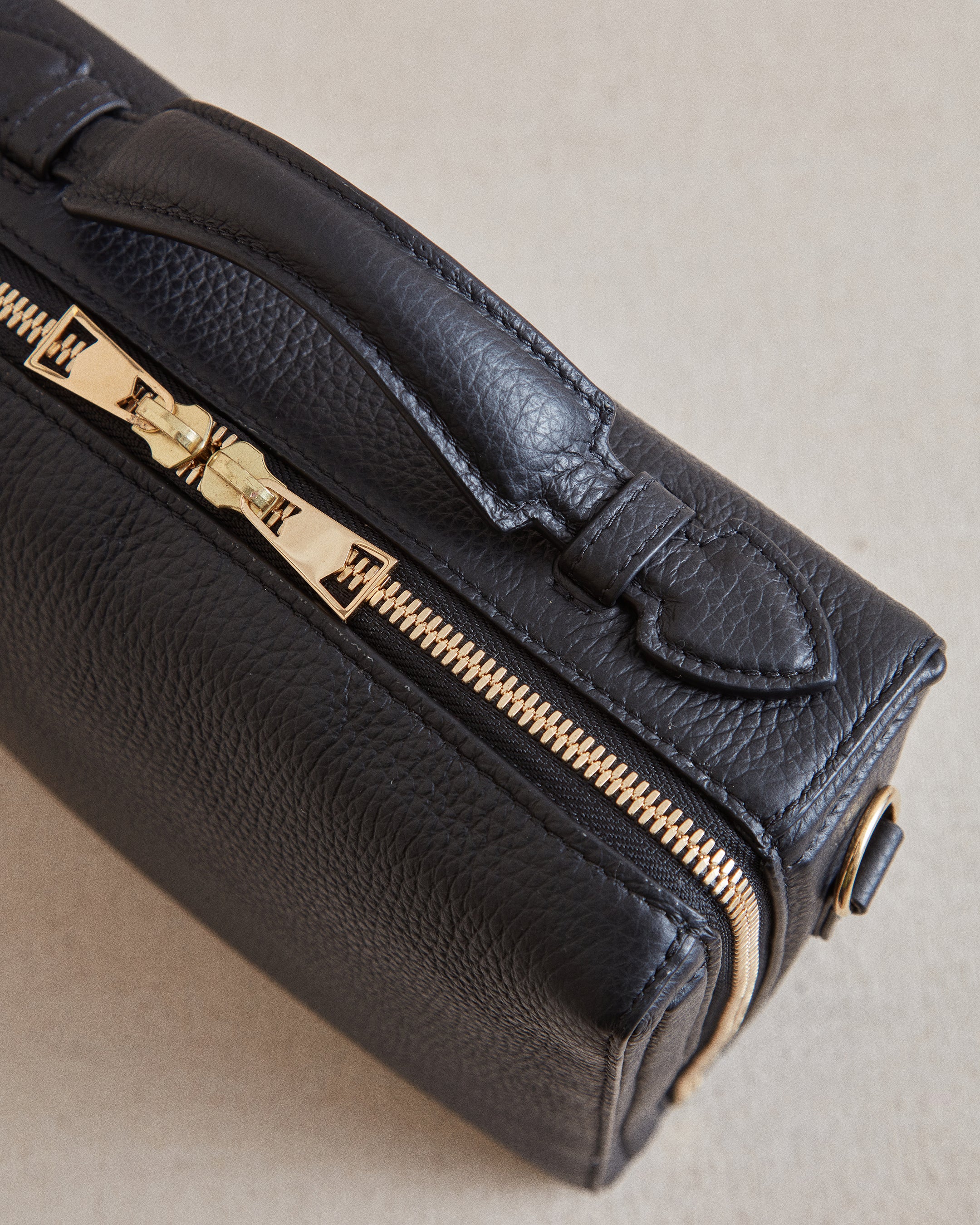 Washbag with Double Zip in Panama in black