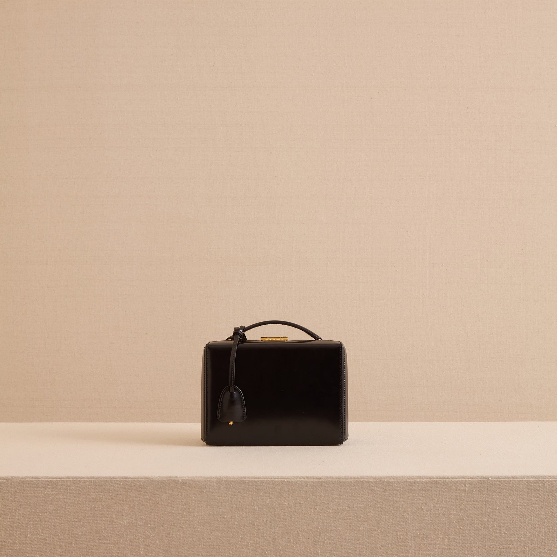 MC_GRACE_DOVER_BOX_BLACK_01_FR 