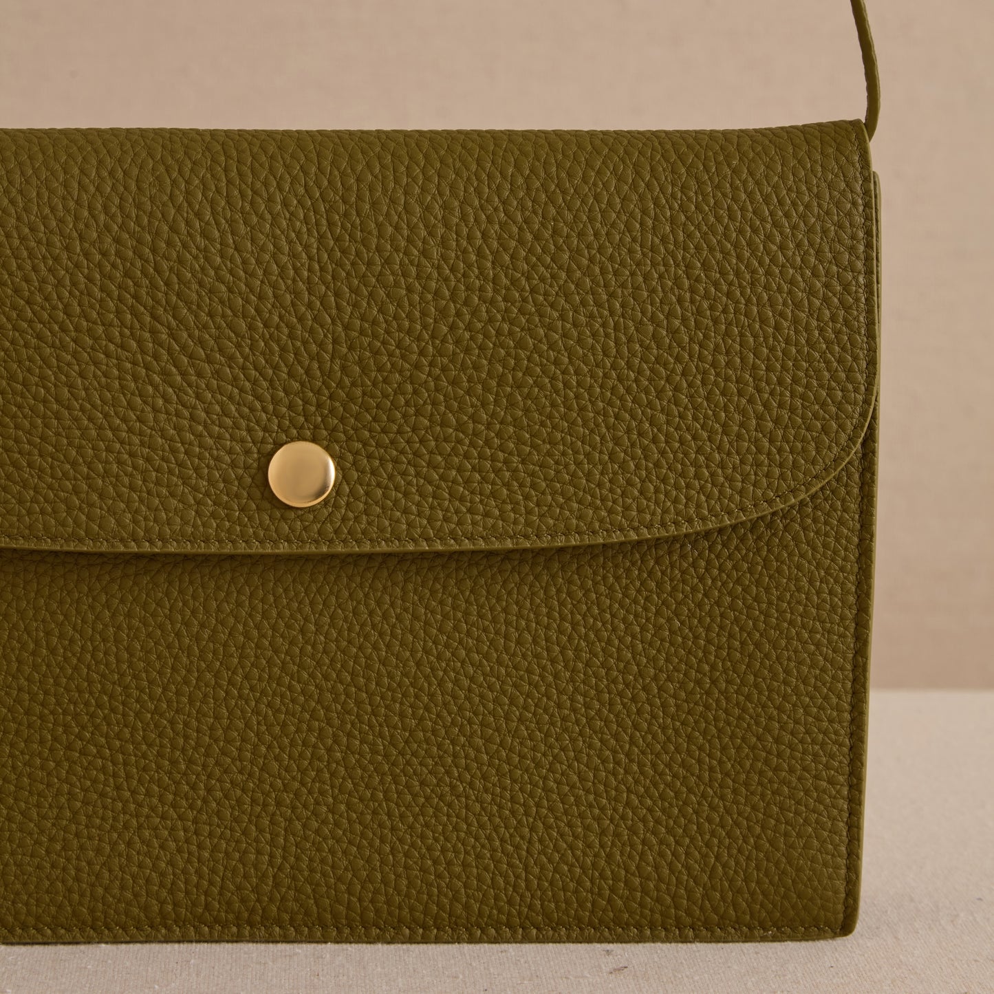 Skip Pouch in Tumbled Grain Green